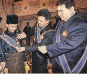 Datuk Wong Chun Wai (in the middle)