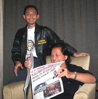 Penulis (kiri) bersama penyair terkemuka Indonesia, WS Rendra.