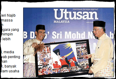 Utusan executive chairman Mohamed Hashim Ahmad Makaruddin presenting Najib a 1Malaysia memento